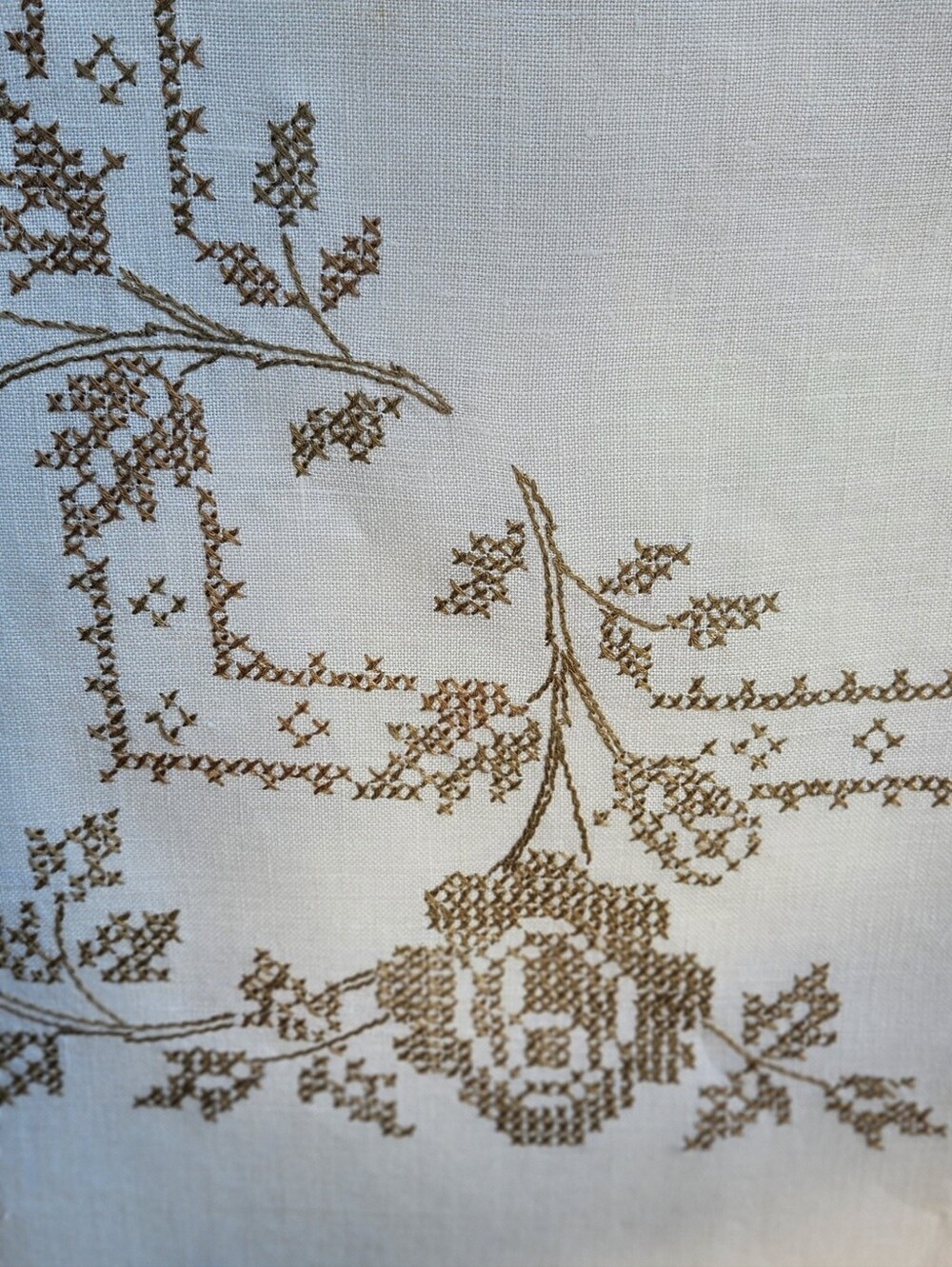 BROWN ROSE CROSSTITCH TABLECLOTH WITH CLUNY LACE - Picture 6 of 15